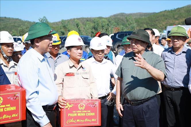 Thủ tướng Phạm Minh Chính kiểm tra tiến độ Dự án tuyến đường cao tốc Quy Nhơn-Chí Thạnh đoạn qua tỉnh Đắk Lắk. Ảnh: Dương Giang-TTXVN 
