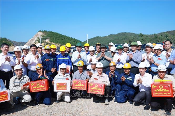 Thủ tướng Phạm Minh Chính tặng quà động viên các đơn vị thi công Dự án tuyến đường cao tốc Quy Nhơn-Chí Thạnh đoạn qua tỉnh Đắk Lắk. Ảnh: Dương Giang-TTXVN 