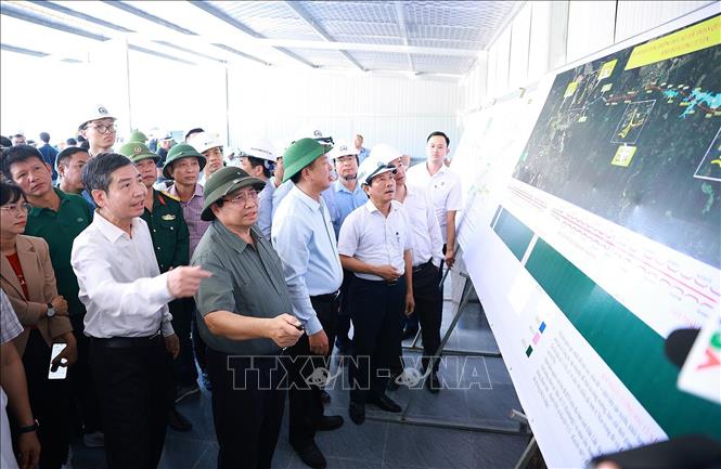 Thủ tướng Phạm Minh Chính kiểm tra tiến độ Dự án tuyến đường cao tốc Quy Nhơn-Chí Thạnh đoạn qua tỉnh Đắk Lắk. Ảnh: Dương Giang-TTXVN 