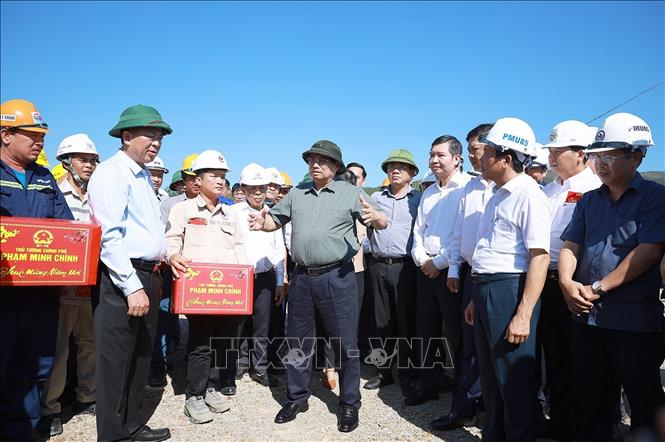 Thủ tướng Phạm Minh Chính tặng quà động viên các đơn vị thi công Dự án tuyến đường cao tốc Quy Nhơn-Chí Thạnh đoạn qua tỉnh Đắk Lắk. Ảnh: Dương Giang-TTXVN 