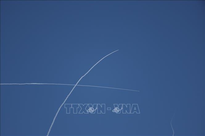 Những vệt khói trên bầu trời Tel Aviv (Israel) khi hệ thống phòng không Israel đánh chặn tên lửa từ Iran ngày 1/3/2026. Ảnh: AA/TTXVN