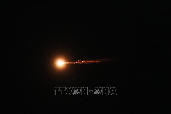 Vệt sáng của tên lửa phóng từ Iran bay qua bầu trời thành phố Ramallah, Bờ Tây ngày 28/2/2026. Ảnh: AA/TTXVN