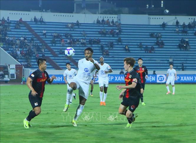 Nguyễn Xuân Son (áo trắng) tự tin cầm bóng trong vòng cấm của Câu lạc bộ Ninh Bình. Ảnh: Công Luật - TTXVN