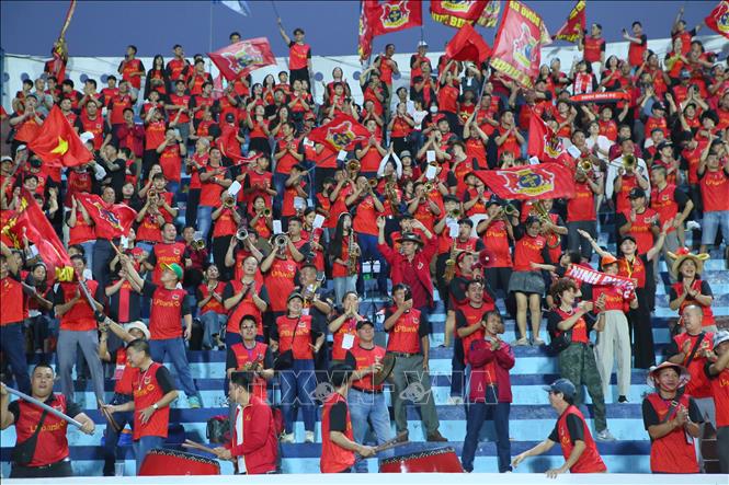 Cổ động viên Câu lạc bộ Ninh Bình ăn mừng bàn thắng của đội nhà. Ảnh: Công Luật - TTXVN