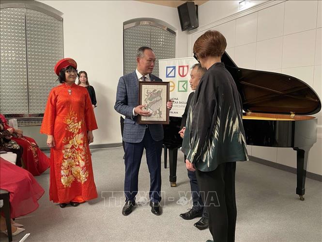 Đại sứ Việt Nam tại Slovakia Phạm Trường Giang tặng quà cho Hiệu trưởng trường nhạc. Ảnh: TTXVN