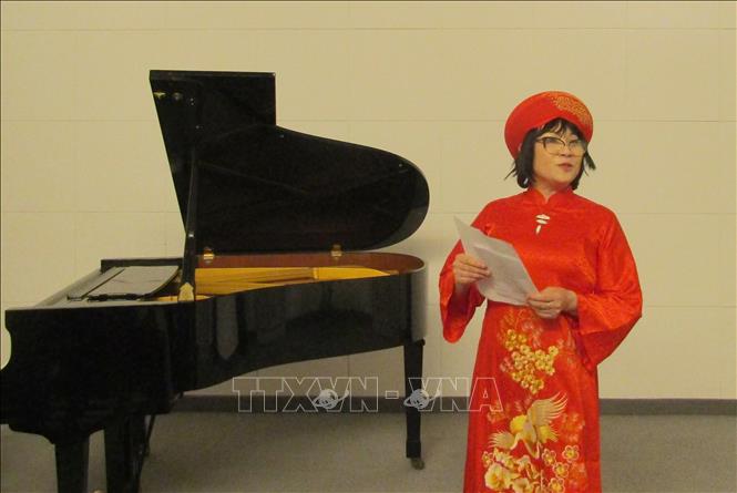 Nghệ sĩ Hoàng Thị Kiều Anh tại buổi biểu diễn. Ảnh: TTXVN