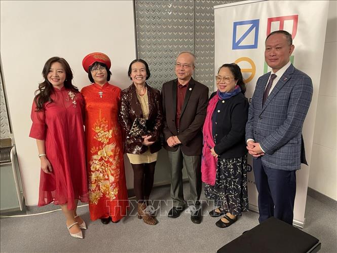 Đại sứ Việt Nam tại Slovakia Phạm Trường Giang, nghệ sĩ Kiều Anh và đại diện kiều bào tại Slovakia. Ảnh: TTXVN