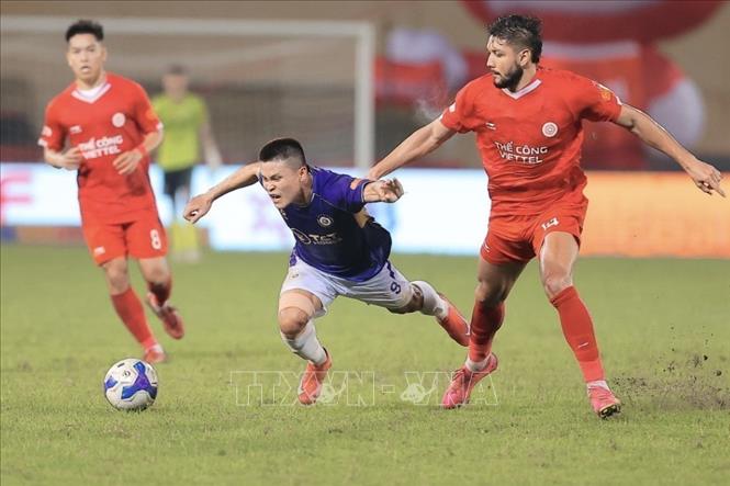 Hàng thủ của CLB Thể Công Viettel thi đấu chắc chắn ngăn chặn các đợt tấn công của các cầu thủ bên phía Hà Nội. Ảnh: Minh Quyết - TTXVN