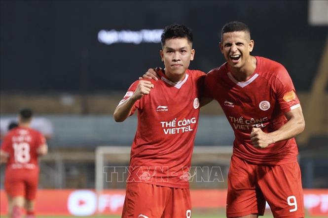 Cầu thủ Hữu Thắng (số 8) dứt điểm kỹ thuật từ ngoài vòng cấm, đánh bại thủ môn Văn Chuẩn (Hà Nội). Ảnh: Minh Quyết - TTXVN 