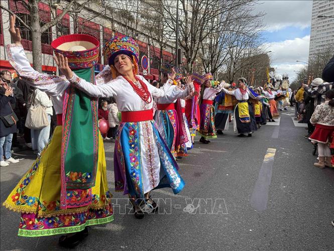 Màn múa của cộng đồng người Pháp gốc Nam Mỹ tại cuộc diễu hành mừng Năm mới Âm lịch 2026. Ảnh: Hữu Chiến - P/v TTXVN tại Pháp