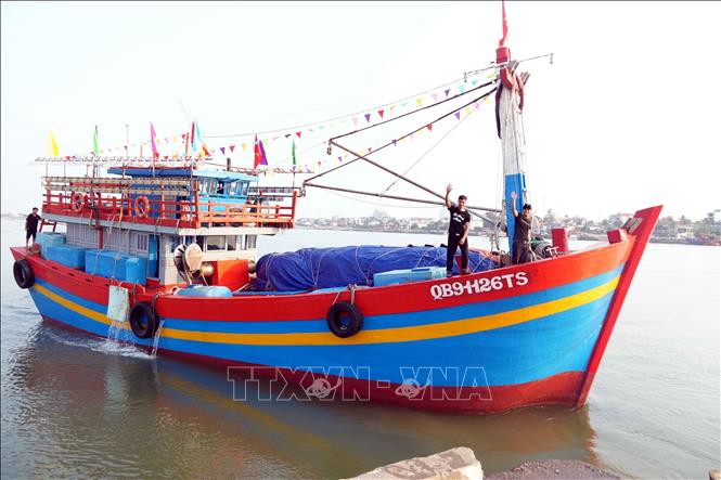 Những con tàu công suất lớn tại Quảng Trị bắt đầu ra khơi với kỳ vọng có một năm khai thác, đánh bắt thủy hải sản bội thu. Ảnh: Tá Chuyên - TTXVN
