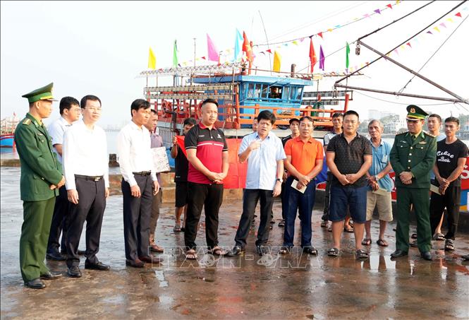 Phó Chủ tịch UBND tỉnh Quảng Trị Lê Văn Bảo (áo trắng ở giữa) nhắc nhở các ngư dân thực hiện nghiêm các quy định về chống khai thác thủy sản trái phép IUU. Ảnh: Tá Chuyên - TTXVN