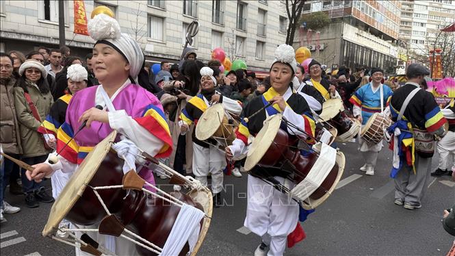 Màn trình diễn trống hội của cộng đồng người Pháp gốc Hàn tại cuộc diễu hành mừng Năm mới Âm lịch 2026 của cộng đồng người Pháp gốc Á. Ảnh: Hữu Chiến - P/v TTXVN tại Pháp