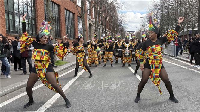 Vũ điệu Caribe rực lửa của cộng đồng người Pháp gốc Phi tại cuộc diễu hành mừng Năm mới Âm lịch 2026. Ảnh: Hữu Chiến - P/v TTXVN tại Pháp