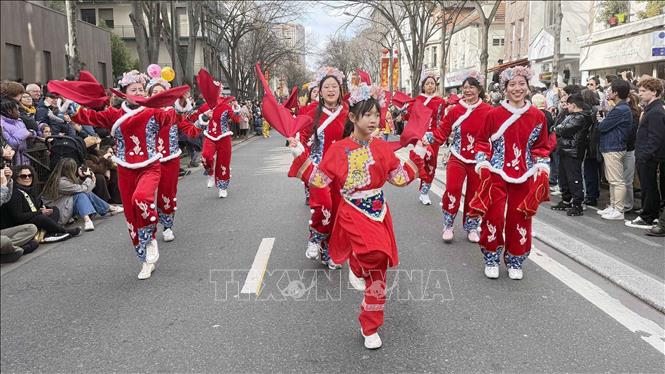 Màn múa của cộng đồng người Pháp gốc Hoa tại cuộc diễu hành mừng Năm mới Âm lịch 2026. Ảnh: Hữu Chiến - P/v TTXVN tại Pháp