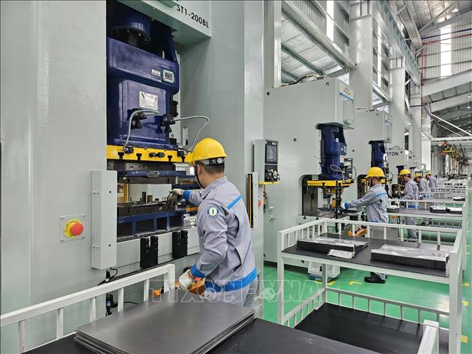 Hệ thống dây chuyển lắp ráp ô tô của Tập đoàn THACO Trường Hải. Ảnh: Kha Phạm - TTXVN