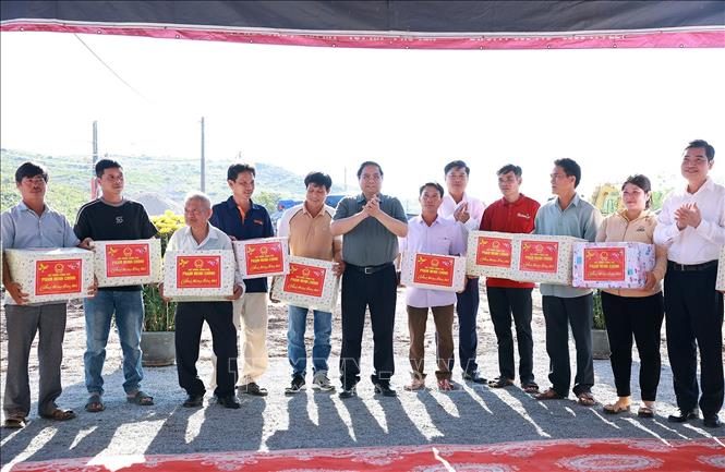 Thủ tướng Phạm Minh Chính tặng quà cho nhân dân Khu Tái định cư xã Tuy An Tây và Tuy An Nam, tỉnh Đắk Lắk. Ảnh: Dương Giang-TTXVN
