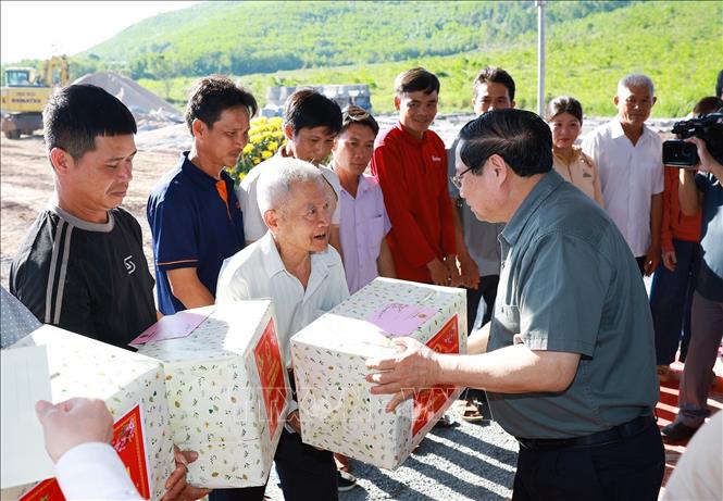 Thủ tướng Phạm Minh Chính tặng quà cho nhân dân Khu Tái định cư xã Tuy An Tây và Tuy An Nam, tỉnh Đắk Lắk. Ảnh: Dương Giang-TTXVN
