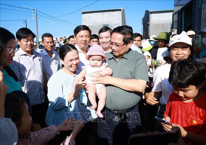 Thủ tướng Phạm Minh Chính thăm, chúc Tết nhân dân Khu Tái định cư xã Tuy An Tây, phía Đông tỉnh Đắk Lắk. Ảnh: Dương Giang-TTXVN
