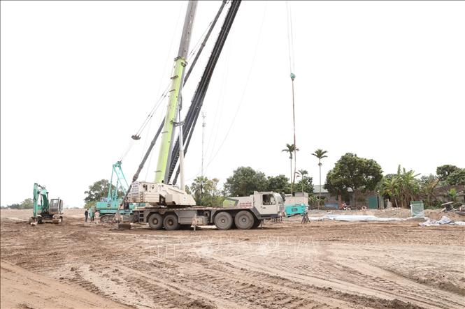 Nhà thầu huy động tối đa máy móc, nhân lực để thực hiện dự án. Ảnh: Đức Phương - TTXVN