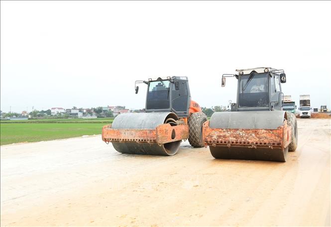 Nhà thầu huy động tối đa máy móc, nhân lực để thực hiện dự án. Ảnh: Đức Phương – TTXVN