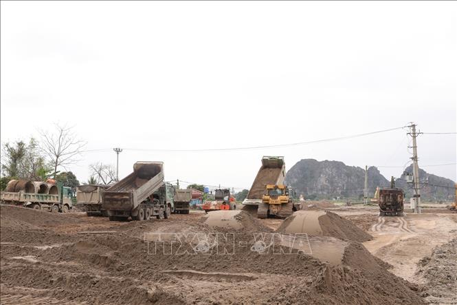 Khí thế lao động hăng say, tấp nập tại km3 thuộc quản lý và thi công của mũi số 1. Ảnh: Đức Phương - TTXVN