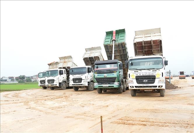 Nhà thầu huy động tối đa máy móc, nhân lực để thực hiện dự án. Ảnh: Đức Phương – TTXVN