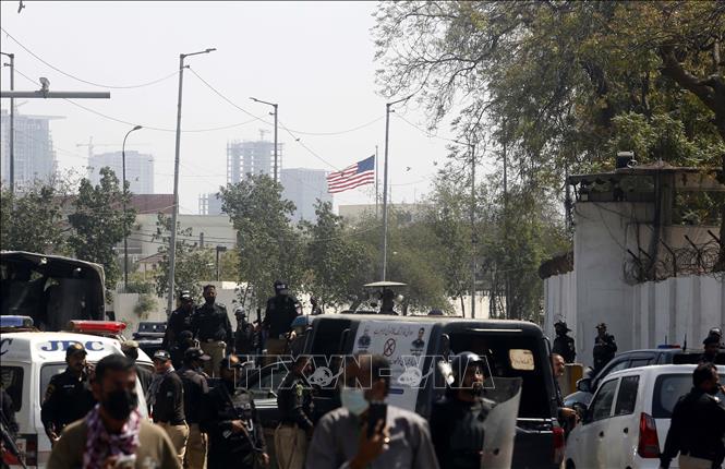 Lực lượng thực thi pháp luật được triển khai bên ngoài Lãnh sự quán Mỹ tại Karachi, Pakistan, ngày 1/3/2026. Ảnh: THX/TTXVN
