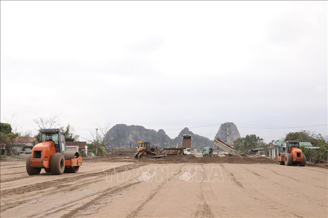 Khí thế lao động hăng say, tấp nập tại km3 thuộc quản lý và thi công của mũi thi công số 1. Ảnh: Đức Phương - TTXVN