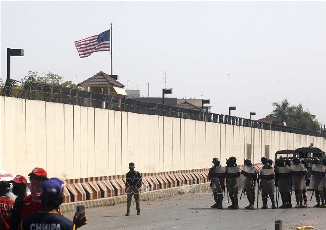 Lực lượng thực thi pháp luật được triển khai bên ngoài Lãnh sự quán Mỹ tại Karachi, Pakistan, ngày 1/3/2026. Ảnh: THX/TTXVN