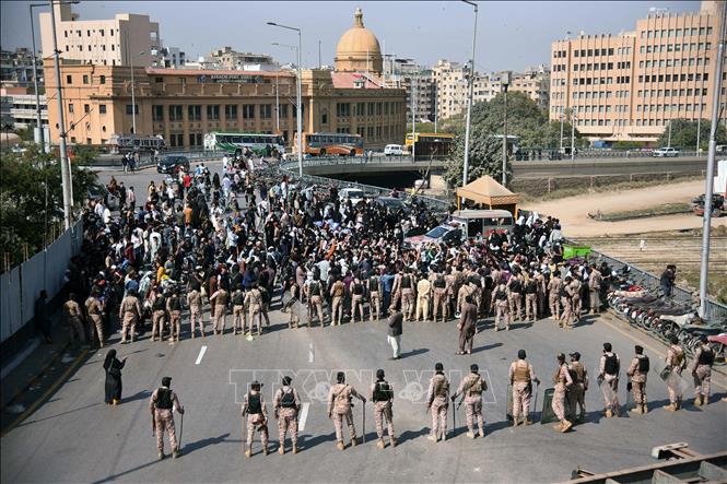 Người biểu tình tập trung bên ngoài Lãnh sự quán Mỹ tại Karachi, Pakistan, ngày 1/3/2026. Ảnh: THX/TTXVN