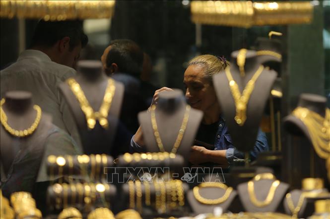 Trang sức vàng được bày bán tại cửa hàng ở Ankara, Thổ Nhĩ Kỳ. Ảnh: THX/TTXVN