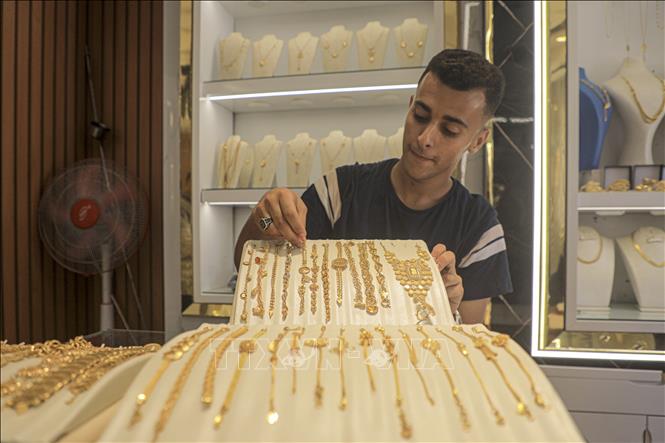 Trang sức vàng được bày bán tại cửa hàng ở Khan Younis, Dải Gaza. Ảnh: THX/TTXVN