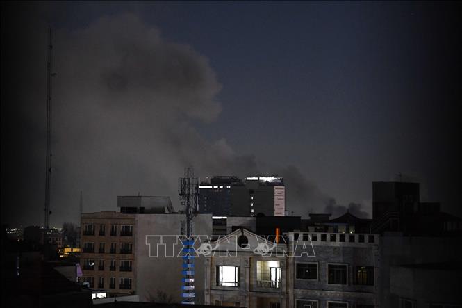 Khói bốc lên tại Tehran, Iran ngày 1/3/2026. Ảnh: THX/TTXVN