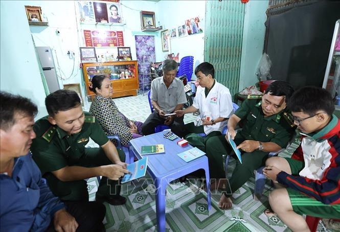 Bộ đội Biên phòng cửa khẩu quốc tế Thường Phước, xã Thường Phước, tỉnh Đồng Tháp, tuyên truyền bảo vệ an ninh Tổ quốc ở hộ gia đình ông Nguyễn Văn Thông, khu vực dân cư biên giới số 1, xã Thường Phước, tỉnh Đồng Tháp. Ảnh: Vũ Sinh – TTXVN