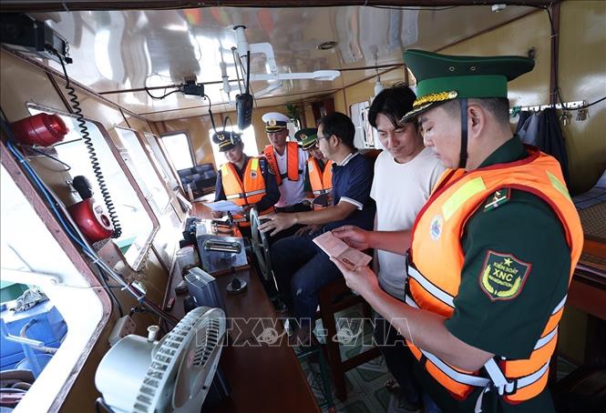 Bộ đội Biên phòng phối hợp với lực lượng chức năng kiểm soát hàng xuất khẩu qua cửa khẩu quốc tế Thường Phước, xã Thường Phước, tỉnh Đồng Tháp. Ảnh: Vũ Sinh – TTXVN