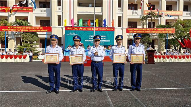 Chỉ huy Bộ Tư lệnh Vùng Cảnh sát biển 2 tặng Giấy khen cho các đơn vị trong Vùng có thành tích xuất sắc trong công tác huấn luyện. Ảnh: Đoàn Hữu Trung - TTXVN