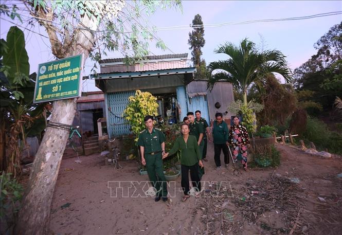 Bộ đội Biên phòng cửa khẩu quốc tế Thường Phước, xã Thường Phước, tỉnh Đồng Tháp, tuyên truyền bảo an ninh Tổ quốc ở hộ gia đình ông Nguyễn Văn Minh, khu vực dân cư biên giới số 1, xã Thường Phước, tỉnh Đồng Tháp. Ảnh: Vũ Sinh – TTXVN