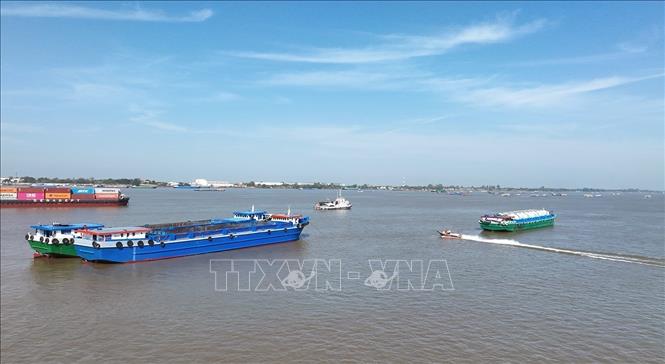 Bộ đội Biên phòng phối hợp với lực lượng chức năng tổ chức tuần tra, bảo vệ trên tuyến biên giới đường sông tại cửa khẩu quốc tế Thường Phước, xã Thường Phước, tỉnh Đồng Tháp. Ảnh: Vũ Sinh – TTXVN