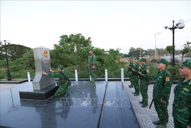 Bộ đội Biên phòng cửa khẩu quốc tế Thường Phước, xã Thường Phước, tỉnh Đồng Tháp, tổ chức tuần tra bảo vệ biên giới do đơn vị quản lý tại vị trí cột mốc 240. Ảnh: Vũ Sinh – TTXVN