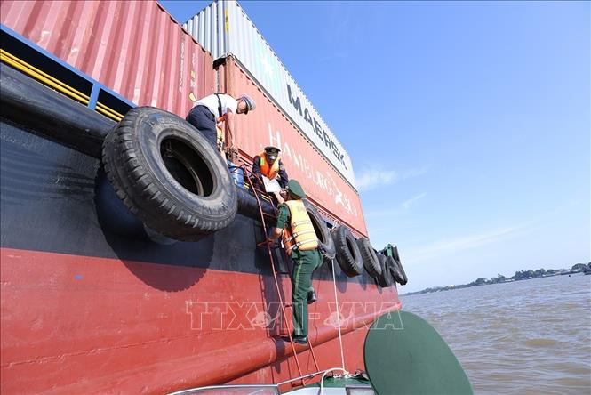 Bộ đội Biên phòng phối hợp với lực lượng chức năng kiểm soát hàng xuất khẩu qua cửa khẩu quốc tế Thường Phước, xã Thường Phước, tỉnh Đồng Tháp. Ảnh: Vũ Sinh – TTXVN