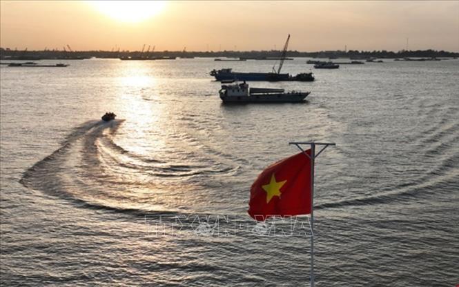 Bộ đội Biên phòng phối hợp với lực lượng chức năng tổ chức tuần tra, bảo vệ trên tuyến biên giới đường sông tại cửa khẩu quốc tế Thường Phước, xã Thường Phước, tỉnh Đồng Tháp. Ảnh: Vũ Sinh – TTXVN