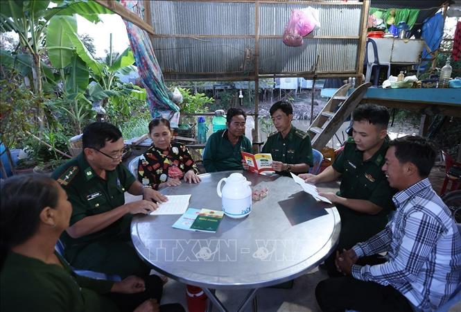 Bộ đội Biên phòng cửa khẩu quốc tế Thường Phước, xã Thường Phước, tỉnh Đồng Tháp, tuyên truyền bảo vệ an ninh Tổ quốc ở hộ ông Nguyễn Văn Minh, khu vực dân cư biên giới số 1, xã Thường Phước, tỉnh Đồng Tháp. Ảnh: Vũ Sinh – TTXVN