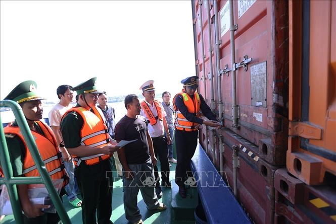 Bộ đội Biên phòng phối hợp với lực lượng chức năng kiểm soát hàng xuất khẩu qua cửa khẩu quốc tế Thường Phước, xã Thường Phước, tỉnh Đồng Tháp. Ảnh: Vũ Sinh – TTXVN