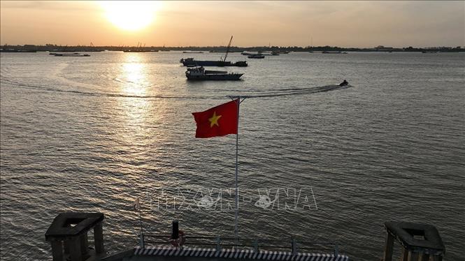 Bộ đội Biên phòng phối hợp với lực lượng chức năng tổ chức tuần tra, bảo vệ trên tuyến biên giới đường sông tại cửa khẩu quốc tế Thường Phước, xã Thường Phước, tỉnh Đồng Tháp. Ảnh: Vũ Sinh – TTXVN