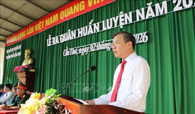 Ông Trương Cảnh Tuyên, Chủ tịch UBND thành phố Cần Thơ, phát biểu tại lễ ra quân. Ảnh: Hồng Thái - TTXVN