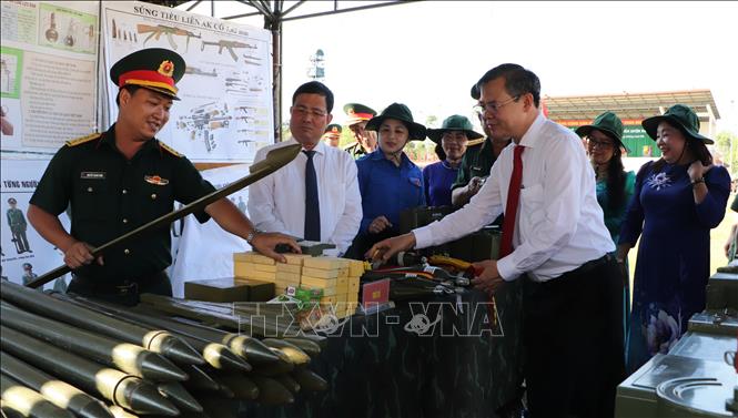 Lãnh đạo thành phố Cần Thơ tham quan mô hình, học cụ phục vụ huấn luyện. Ảnh: Hồng Thái - TTXVN