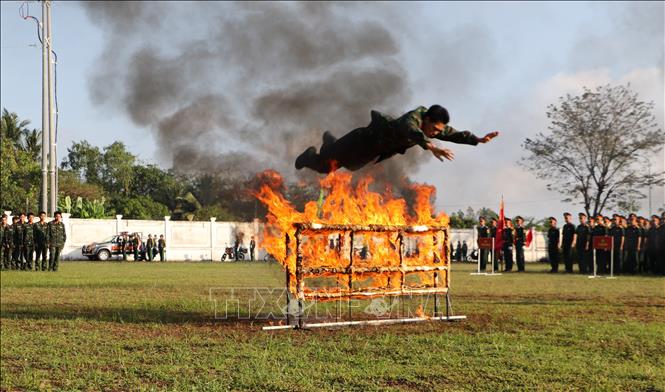 Lực lượng trinh sát trình diễn kỹ thuật tại lễ ra quân huấn luyện. Ảnh: Hồng Thái - TTXVN