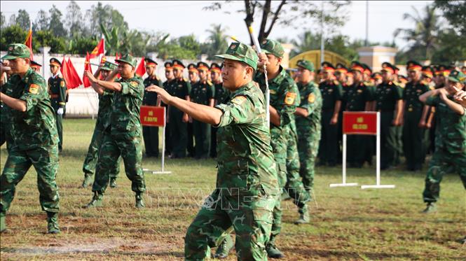 Bộ đội biên phòng thành phố Cần Thơ trình diễn võ thuật tại lễ ra quân huấn luyện. Ảnh: Hồng Thái - TTXVN
