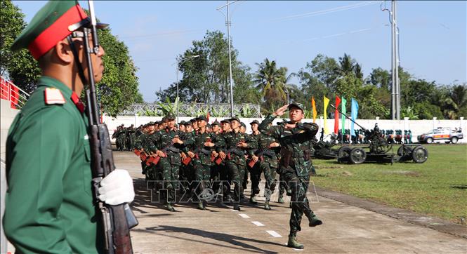Các đơn vị duyệt đội ngũ tại buổi lễ. Ảnh: Hồng Thái - TTXVN
